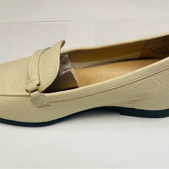 Vionic Newport Cream Croc flats size 6 NWT in original box with tissue paper - Picture 4 of 8